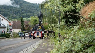 Einsatzkräfte der Feuerwehr beseitigen Schäden nach schweren Unwettern im Ortsteil Bohlingen im Landkreis Konstanz.