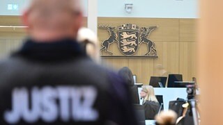 Ein Justizbeamter steht im Gerichtssaal in Stuttgart-Stammheim.