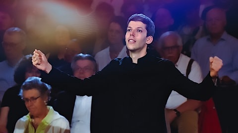 Yuval Weinberg dirigiert in der Gaisburger Kirche