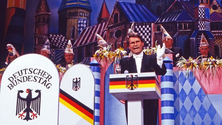 Jürgen Dietz hat von 1978 bis 2014 bei der Fernsehsitzung mitgewirkt. In seiner Paraderolle als "Bote vom Bundestag" - hier im Jahr 1992 - war er 27 Jahre zu sehen und beim Publikum sehr beliebt.