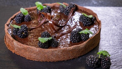 Saftiger Schokokuchen garniert mit Brombeeren, Minze und Schokosplittern: Bei diesem Rezept trifft Sommerfrische auf Schoko-Genuss. 