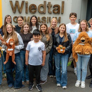 Schülerinnen und Schüler der Nachhaltigkeits-AG am Wiedtal-Gymnasium mit Lehrerin Silke Schreiber (ganz rechts).