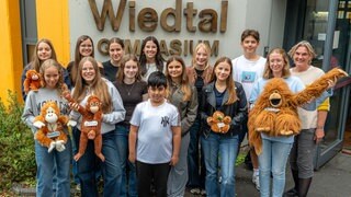 Schülerinnen und Schüler der Nachhaltigkeits-AG am Wiedtal-Gymnasium mit Lehrerin Silke Schreiber (ganz rechts).