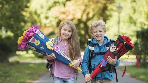 Mathe: Mädchen und Jungs mit Schultüte in der Schule.