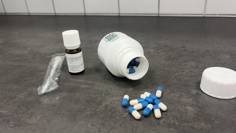 Cannabis als Tropfen (li) und in Kapseln (re) kann noch von den Ärzten auf Kassenrezept verordnet werden. 