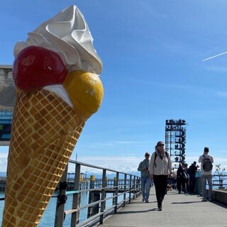 Der Steg zum Moleturm an der Uferpromenade in Friedrichshafen. Das sonnige Wetter hat über die Osterfeiertage zehntausende Touristen an den Bodensee und nach Oberschwaben gelockt. Beliebte Ausflugsziele ziehen eine positive Bilanz. 
