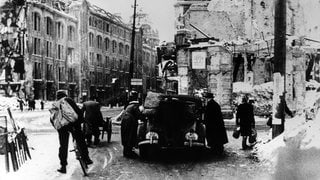 Straßenszene im winterlichen Berlin der Nachkriegszeit 1947