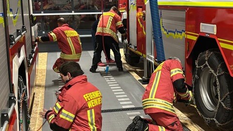 Glätte-Warnung in Heilbronn-Franken: Bei der Feuerwehr in Weinsberg ist man gerüstet - es wurden Schneeketten aufgezogen. 