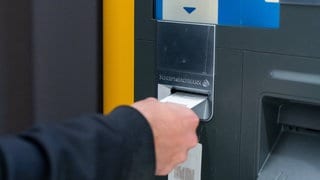 Ein Ticket kommt aus einem Parkscheinautomaten. In der Region Bodensee-Oberschwaben muss das immer häufiger bargeldlos gezahlt werden.
