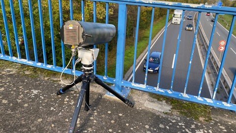Die Monocam nimmt speziell Autofahrer auf, die am Steuer ihr Handy benutzen.