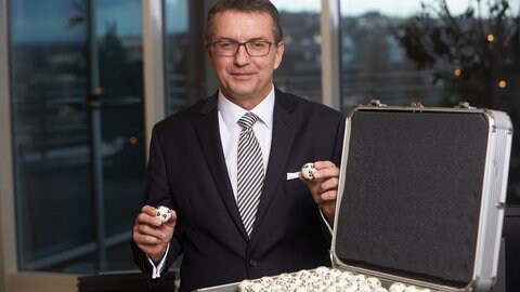 Jürgen Häfner, Geschäftsführer von Lotto RLP, hält Lotto-Kugeln hoch.