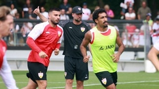 VfB-Trainer Sebastian Hoeneß vor dem Bundesliga-Start gegen Bayern München.