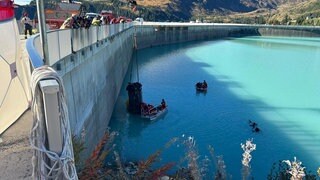 Die Polizei Vorarlberg holt ein Auto samt totem Fahrer aus einem Stausee bei Partenen. Seit vergangener Woche lief eine aufwändige Suchaktion in dem See.