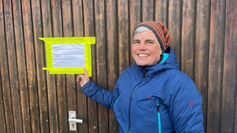 Hausbesitzerin Stefanie von Szalghary ist erleichert, dass offenbar niemand zu Schaden gekommen ist. An der Garage hängt ein Schild, das auf den Betrugsversuch hinweisen.