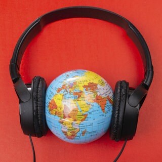 Headset auf Weltkugel