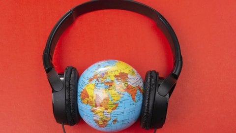 Headset auf Weltkugel
