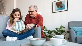 Senioren helfen Kindern bei Hausaufgaben, Jugendliche geben Älteren Handy-Nachhilfe. In ihrer Jahreskampagne will die Caritas zeigen, wo ein Miteinander funktioniert.