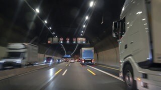 Autos und Lastwagen fahren durch den Engelbergtunnel auf der A81. Der Tunnel wird in der Nacht zu Sonntag gesperrt (Symbolbild).