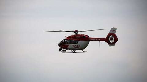 Rettungshelikopter in der Luft (Symbolbild). Im Rems-Murr-Kreis ist ein Wanderer sieben Meter in die Tiefe gestürzt. Er wurde mit einem Hubschrauber schwerverletzt in eine Klinik geflogen.