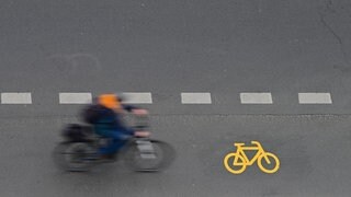 Ein Radfahrer war in Bad Kreuznach so schnell unterwegs, dass er der Polizei direkt auffiel (Symbolbild).