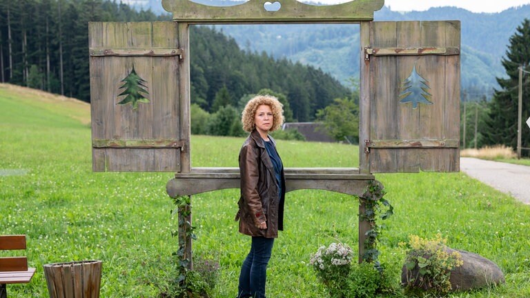 Bea (Christiane Brammer) beim Aussichtsfenster am Wonnepfad