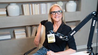 Mel Robbins ist die Schöpferin und Moderatorin des „Mel Robbins Podcast“, dem meistgeteilten und meistgehörten Podcast der Welt, der für den allerersten Golden Globe als bester Podcast nominiert ist. Autorin von „The Let Them Theory“.