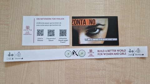 Testarmband, mit dem man Getränke auf K.o.-Tropfen testen kann: Solche Armbänder gibt es jetzt kostenlos für Jugendliche in Speyer.