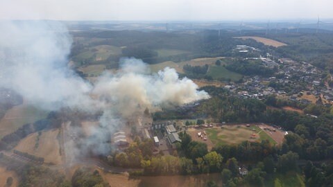 Eine Drohnenaufnahme des Waldbrands bei Gebhardshain im Kreis Altenkirchen.