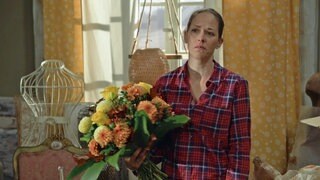 Sophie mit einem Blumenstrauß