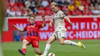 Harter Zweikampf zwischen Michael Heule (1.FC Heidenheim, 27) Vincent Vermeij (SG Dynamo Dresden, 09)