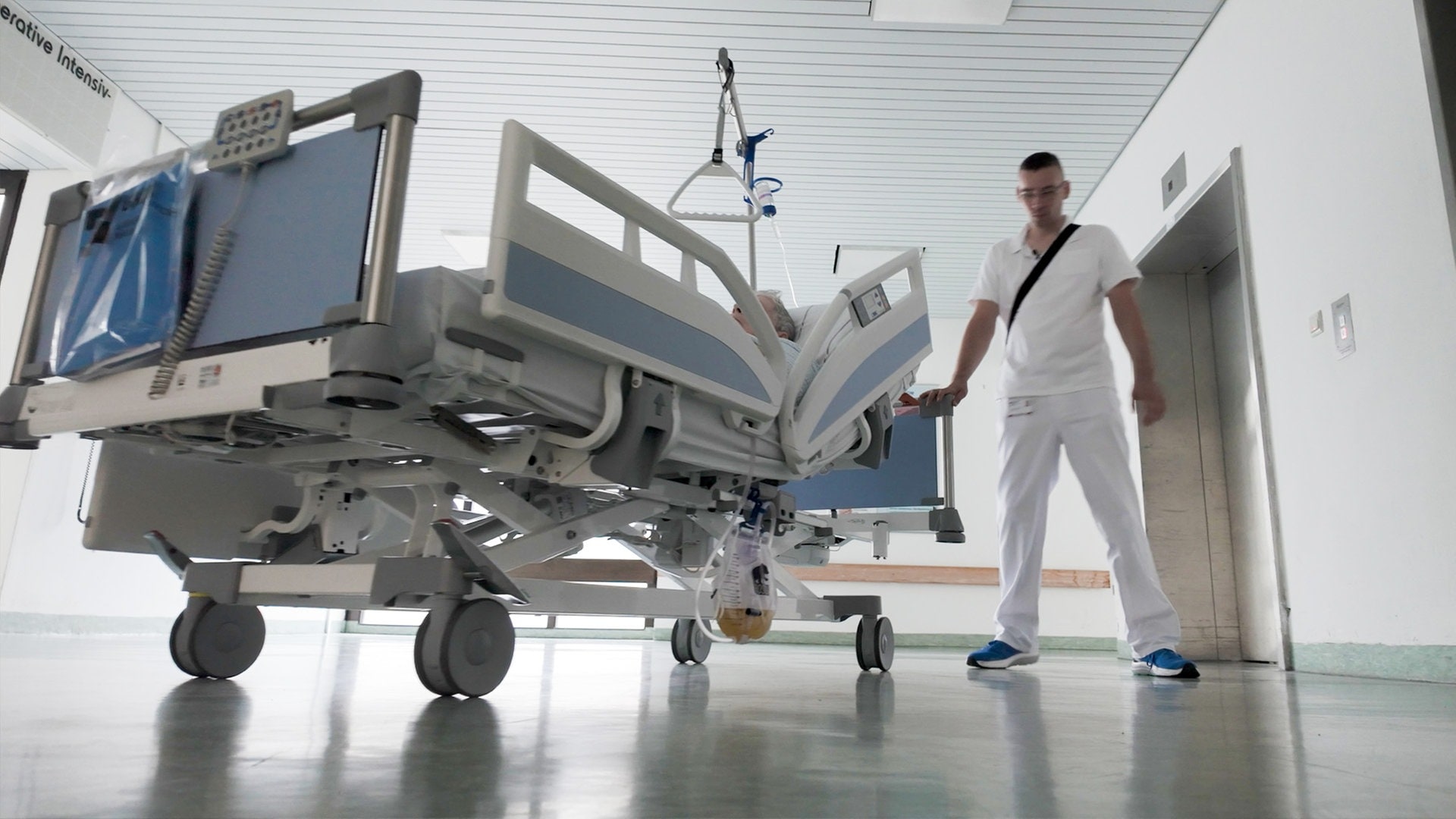 Florian rettet als Patientenlogistiker Leben. Er bringt Kranke rechtzeitig zu ihren OPs und versucht, ihnen die Angst zu nehmen.