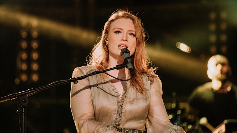 Freya Ridings - eine kraftvolle und gleichzeitig sanft-zerbrechlichen Stimme und als perfekte Kulisse dazu der Saal im Theater Baden-Baden. © SWRRonny Zimmermann