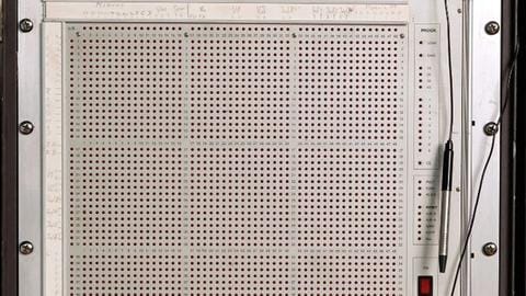 Silberner Kasten mit vielen Koppelpunkten einer Matrix
