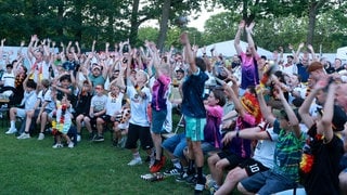 Jugendliche Fußballfans verfolgen ein Spiel der deutschen Nationalmannschaft
