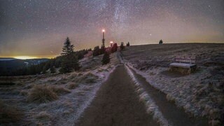 Wundervolles Winterwissen - der SWR1 Adventskalender: Was glitzert da so schön am Winter-Himmel? Das Bild zeigt den Sternenhimmel über dem winterlich verschneiten Feldberg