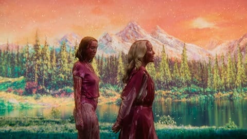 Gillian Anderson und Hannah Einbinder in einer Szene aus Jane Schoenbruns Film „Teenage Sex and Death at Camp Miasma“.