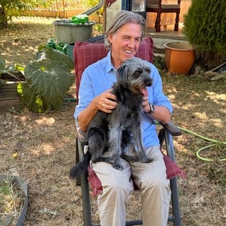 Norbert Scheuer mit seiner Mischlingshündin Lilly.