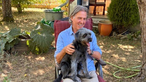 Norbert Scheuer mit seiner Mischlingshündin Lilly.