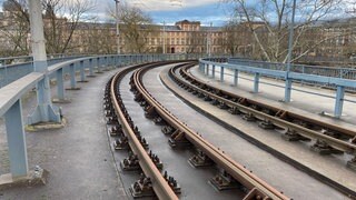 Die Sanierung der maroden Vorlandbrücke am Mannheimer Schloss dauert bis Anfang 2026. So lange können weiter keine Straßenbahnen über die Konrad-Adenauer-Brücke zwischen Ludwigshafen und Mannheim fahren.