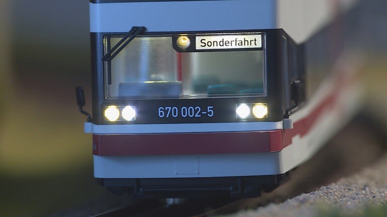 Jetzt fährt der Doppelstocktriebwagen 670 002 über die H0-Gleise.