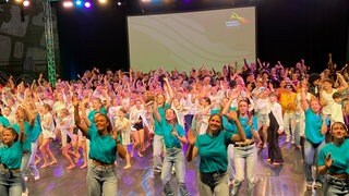 Hunderte Mitwirkende stehen zum Schlussapplaus der Konstanzer Turnfestgala auf der Bühne 