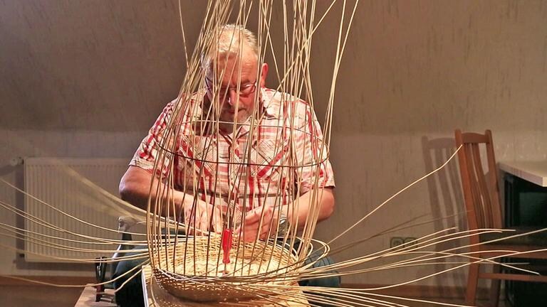Diethelm Stallmann flechtet Körbe