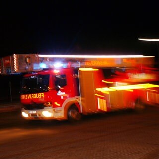 Ein Feuerwehrauto fährt in der Nacht zu einem Einsatz