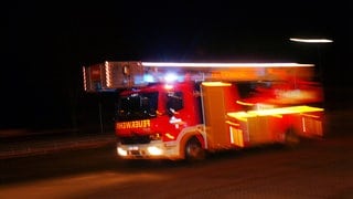 Ein Feuerwehrauto fährt in der Nacht zu einem Einsatz