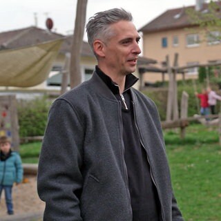 Sonja Faber-Schrecklein steht mit Projektleiter Markus Sönning auf einem Spielplatz in Bünzwangen.