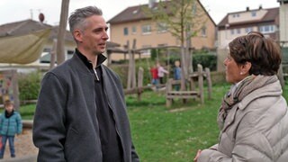Sonja Faber-Schrecklein steht mit Projektleiter Markus Sönning auf einem Spielplatz in Bünzwangen.