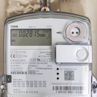 Digitaler Stromzähler im Keller: Smart Meter können die schwankende Erzeugung von Wind- und Solarenergie durch kluge Steuerung des Verbrauchs ausgleichen. Das Netz würde stabiler und der Strompreis niedriger. Doch der Ausbau hakt. 