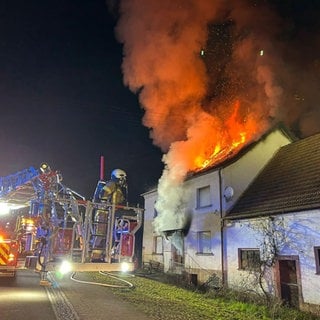 Das Haus im Kreis Kaiserslautern stand am Donnerstagabend komplett in Flammen.