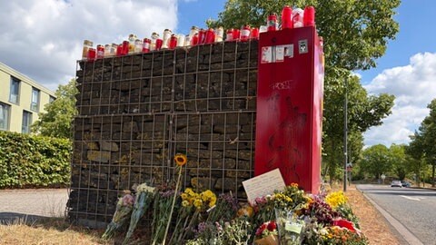 Blumen und Kerzen am Tatort des erstochenen 22-jährigen Studenten.