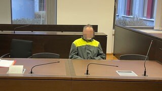 Der Angeklagte im Gerichtssaal: Der Mann hatte im Biebricher Schlosspark einen 86-Jährigen erstochen. Jetzt wurde er zu lebenslanger Haft verurteilt. 